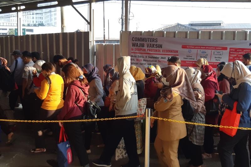 Antrean penumpang KRL di Stasiun Bekasi, Selasa (21/9/2021) pagi.