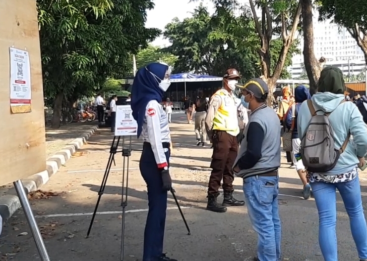 Laki-laki dengan topi tidak diizinkan masuk Stasiun Bekasi Selasa (21/9/2021), untuk menggunakan KRL karena tidak memiliki bukti vaksinasi Covid-19.   