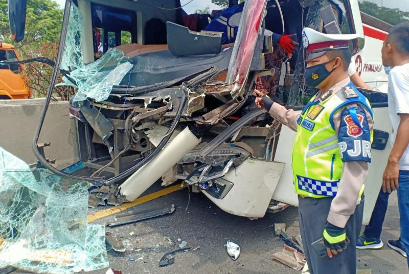 Kecelakaan Beruntun Terjadi Siang Ini di Tol Padaleunyi, Bus Primajasa Ringsek, Truk Terguling. Foto: mapaybandung.com.