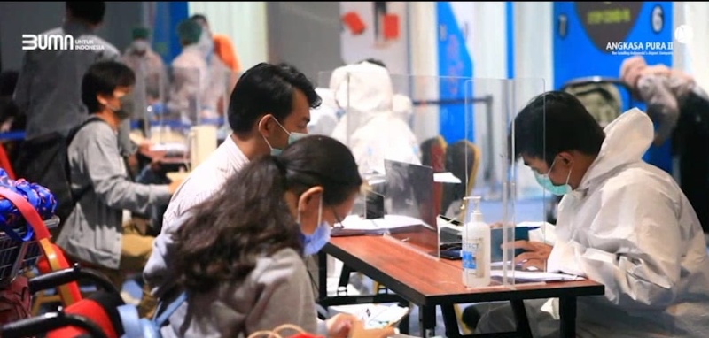 Suasana tes PCR bagi penumpang internasional di Bandara Soetta