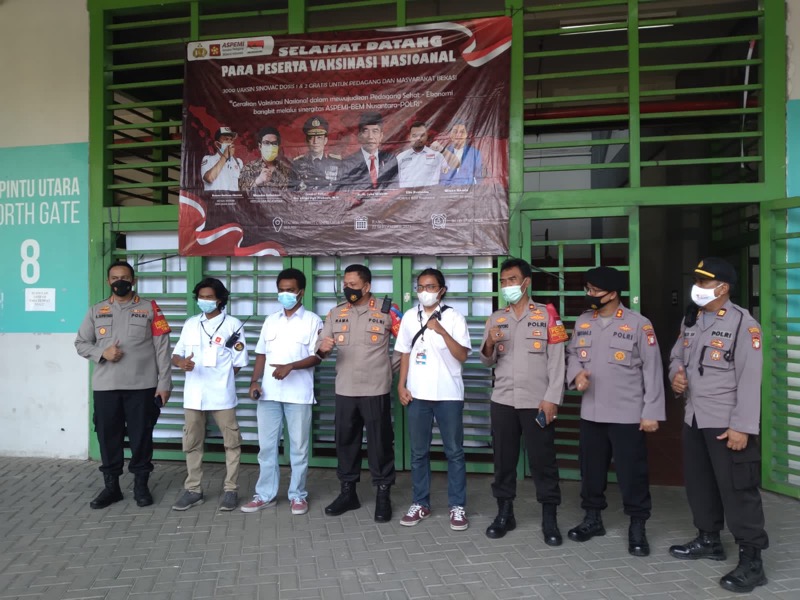 Aliansi Mahasiswa Nasional berkolaborasi dengan TNI Polri melaksanakan kegiatan vaksinasi merdeka untuk mahasiswa, serentak di 10 Kota. Foto: Dok. Polres Metro Bekasi/BeritaTrans.com.