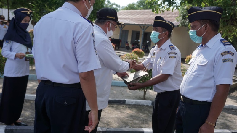Pemberian penghargaan dari Disnav Palembang ke petugas Menara Suar