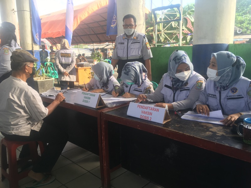 Dinas Perhubungan (Dishub) Kota Bekasi bersama pihak Terminal Bekasi menggelar kegiatan vaksinasi Covid-19, Rabu (22/9/2021). Foto: BeritaTrans.com.