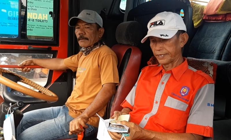 Sukri dan Anwar pengemudi bus Sinar Dempo jurusan Bekasi-Pagar Alam. 