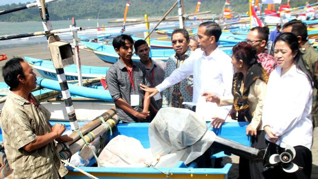 Presiden Joko Widodo berdialog dengan nelayan di Cilacap.