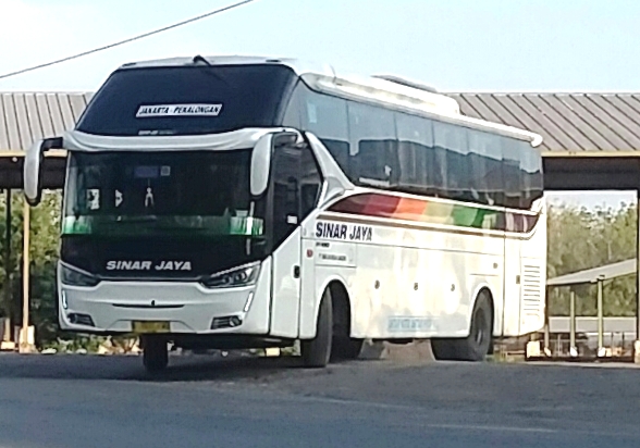 Tampilan bus Sinar Jaya  selalu terlihat klimis atau kinclong menjadi dambaan setiap awak bus. (Taryani)     