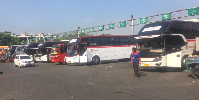 Bus AntarKota di area parkir keberangkatan Terminal Bekasi, Jumat (24/9/2021) pagi. Foto: BeritaTrans.com.