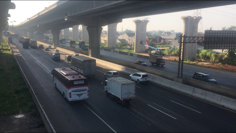 Tol Bekasi Timur ramai lancar kendaraan yang melintas, Jumat (24/9/2021) pagi. Foto: BeritaTrans.com.