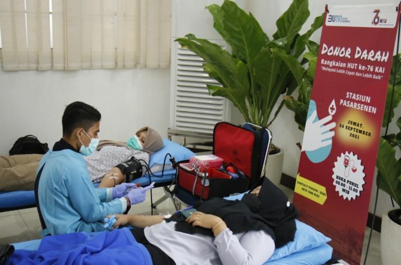 Kegiatan donor darah di Stasiun Pasar Senen dalam rangka menyambut HUT KAI. (Dok.Humas KAI Daop 1 Jakarta)