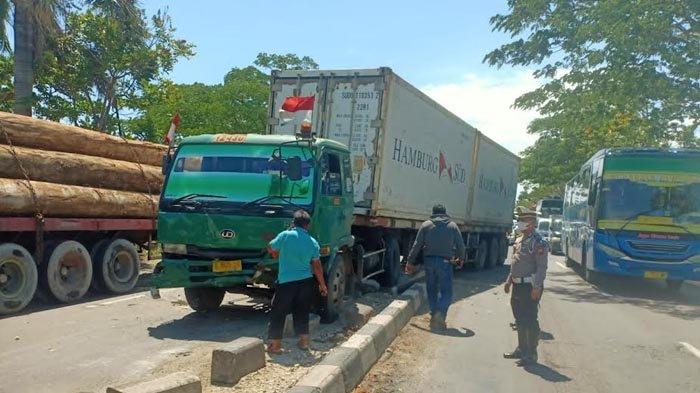 Truk trailer naik median jalan akibat sang sopir mengantuk, lokasi kejadian 500 meter barat tugu batik perbatasan Lamongan-Gresik, Kamis (23/9/2021).