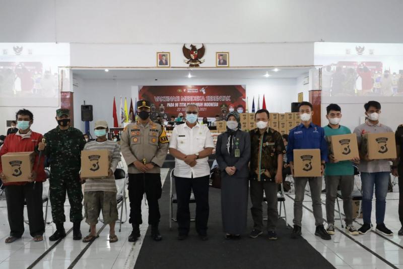 Bupati Kuningan H. Acep Purnama, SH.,MH bersama jajaran Forkopimda Kabupaten Kuningan foto bersama saat meninjau Vaksinasi Merdeka di Kampus Uniku Kuningan. (Ist.)