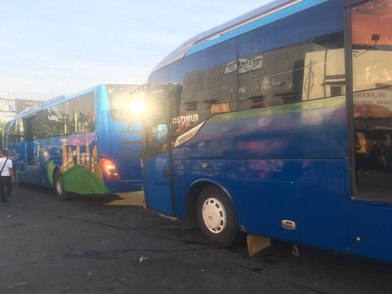 Dua bus Kota menanti calon penumpang disisi jalan depan Gerbang Tol Bekasi Timur, Jumat (24/9/2021) pagi. Foto: BeritaTrans.com.