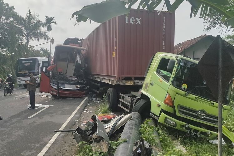 Sebanyak dua orang tewas akibat bus AntarKota AntarProvinsi (AKAP) yang menabrak truk kontainer sedang parkir di Jalan Wates-Purworejo, Pedukuhan Plempukan, Kalurahan Sindutan, Kapanewon Temon, Kabupaten Kulon Progo, Daerah Istimewa Yogyakarta. Foto: ist.