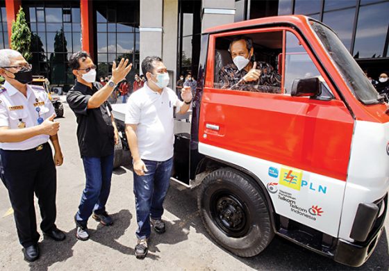 Rektor ITTS Tri Arief Sardjono mencoba truk listrik hasil inovasi di kampusnya.