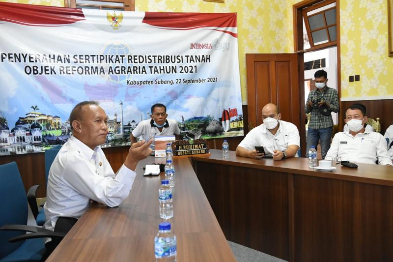 Bupati Subang, H. Rihimat menerima laporan hasil tim evaluasi pembangunan. (Ist.)