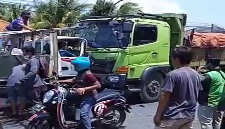 Sejumlah warga berusaha mengevakuasi sopir dari dalam truk yang terlibat tabrakan di Jalan Raya Sadang-Cikopo Purwakarta.