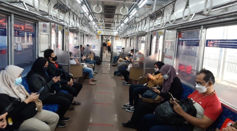 Suasana rangkaian KRL yang diberangkatkan dari Stasiun Bekasi pada Sabtu (25/9/2021) pagi.