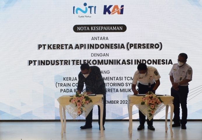 Penandatanganan kerja sama di Kantor Pusat PT Kereta Api Indonesia (Persero), Kota Bandung, pada Jumat, 24 September 2021, serta ditandatangani oleh Direktur Utama PT INTI (Persero) Otong Iip dan Direktur Utama PT Kereta Api (Persero) Didiek Hartantyo. 