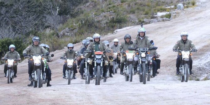 Presiden Jokowi naik motor trail di Papua. 