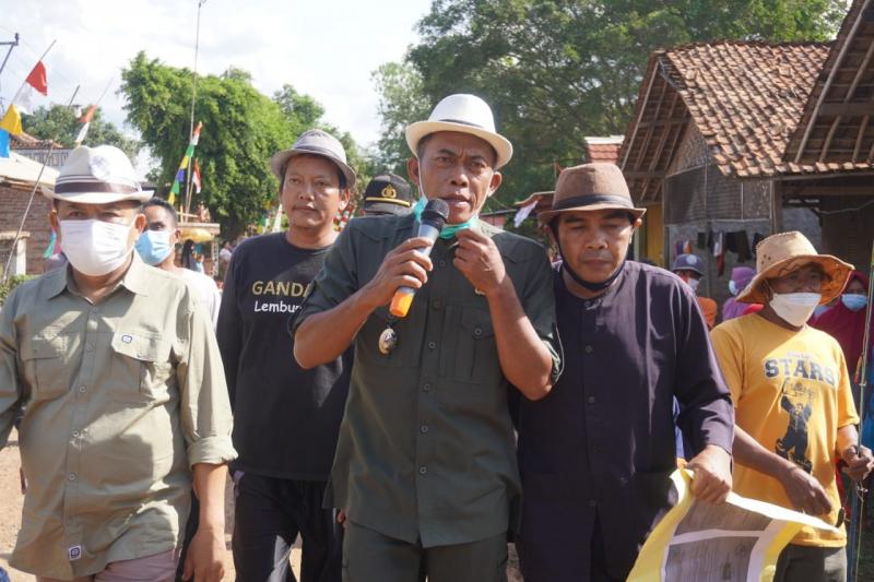 Bupati Subang, H. Ruhimat menemui pengunjuk rasa warga Kampung Bugel, Desa Gandasari, Kecamatan Cikaum, Kabupaten Subang. (Ist.)