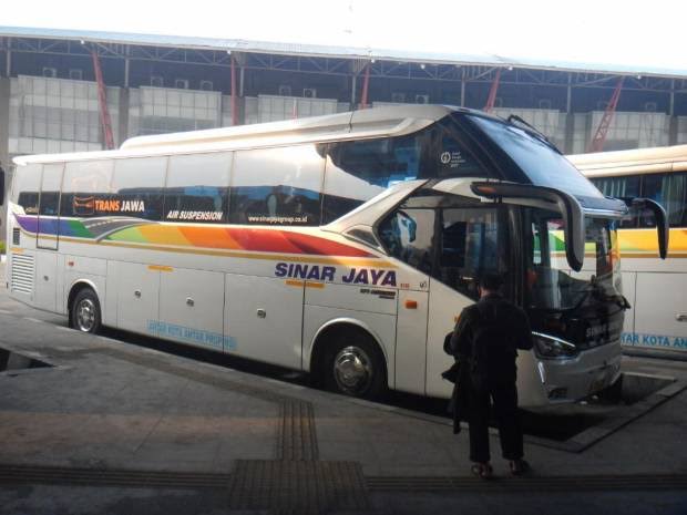 Bus Sinar Jaya Hino RN 285 memiliki teknologi lubang pelumasan yang disebut oil gallery pada piston yang bekerja untuk mendinginkan. Foto: ist.