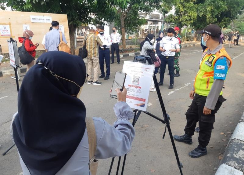 Penumpang KRL melakukan scan QR Aplikasi PeduliLindungi di Stasiun Bekasi, Senin (27/9/2021).