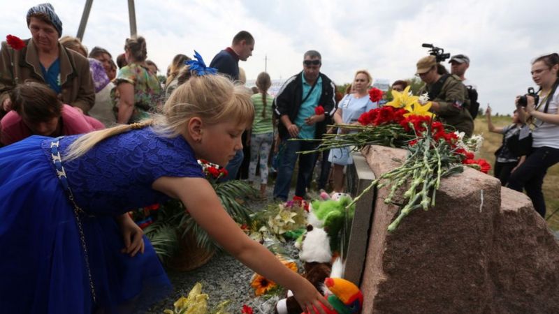Warga meletakkan bunga pada peringatan tahun ketiga di tugu peringatan korban Malaysia Airlines MH17 di Donetsk, Ukraina, pada 17 Juli.