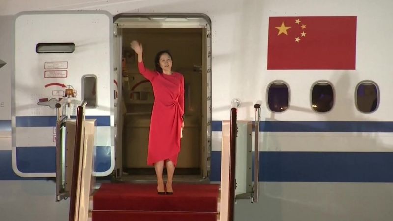 Meng Wanzhou melambaikan tangan kepada pendukungnya di Bandara Shenzen. Foto: bbcindonesia.com.