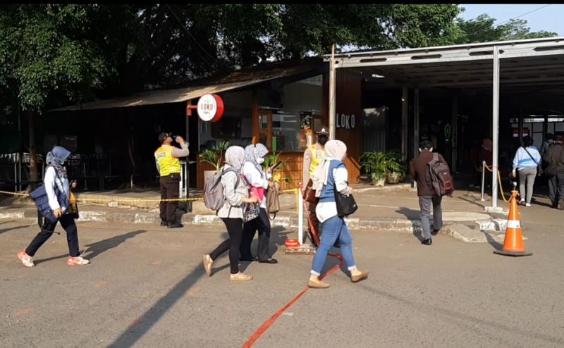 Penumpang KRL saat melewati penyekatan antrean di utara Stasiun Bekasi, Senin (27/9/2021).
