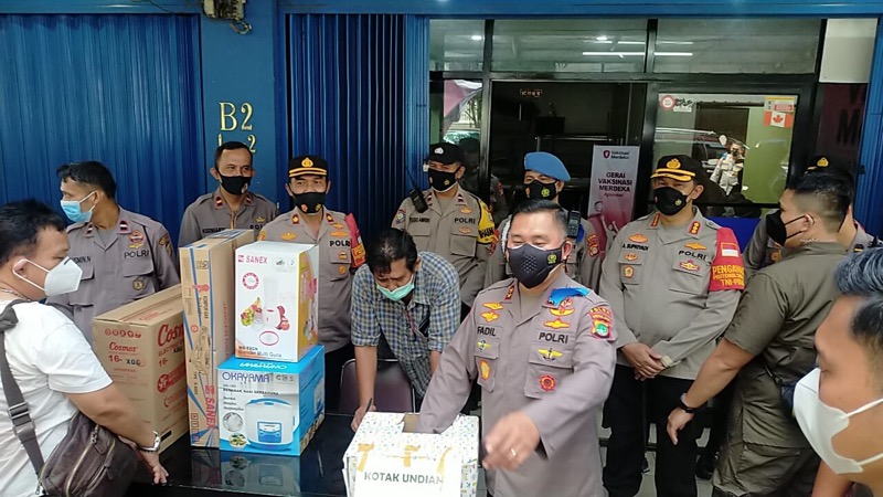 Kapolda Metro  Jaya, Irjen Pol. Fadil Imran didampingi Kapolres Metro Bekasi Kota Kombes Pol. Aloysius Suprijadi, meninjau langsung jalannya vaksin merdeka 2 Aglomerasi di kantor SPSI Bekasi Raya Jalan Rawa Tembaga, Margajaya dan Ruko Sentra Niaga, Kelurahan Kayuringin Jaya, Bekasi Selatan pada Senin (27/9/2021). Foto: Polrestro Bekasi Kota/BeritaTrans.com.