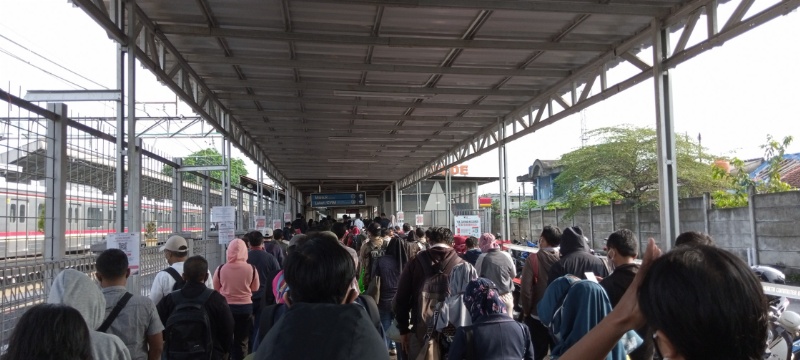 Penumpang KRL  di kereta perempuan