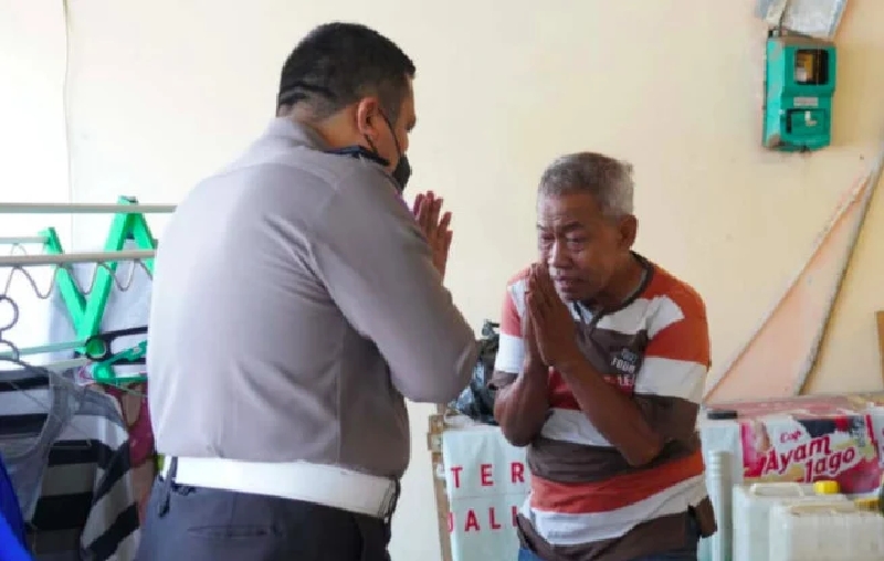 Utusan Kapolda Jateng menemui Seorang pensiunan polisi di Kota Semarang, Aipda (purn) Agus Dartono (61) di rumahnya, yang terpaksa menjadi 