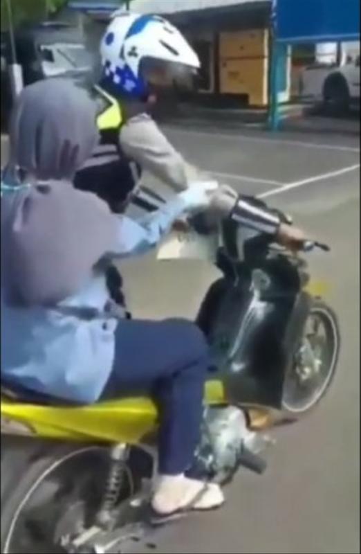 Heboh seorang emak-emak di Sumatera Selatan ditilang dan tak mau turun dari sepeda motor.