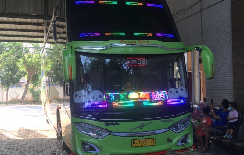 Bus double decker Gunung Harta di pool Bekasi, Selasa (28/9/2021). Foto: BeritaTrans.com.