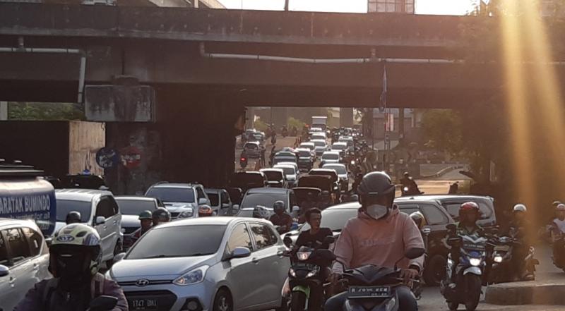 Kepadatan kendaraan di Jalan Kalimalang di Kawasan Kota Intan pada Selasa (28/9/2021) sore.