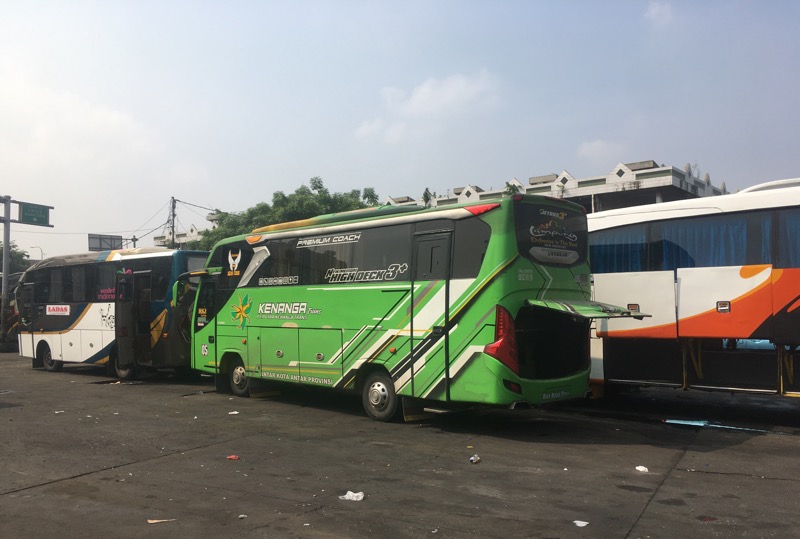 Bus AntarKota lintas Sumatera di area keberangkatan Terminal Bekasi, Selasa (28/9/2021). Foto: BeritaTrans.com.