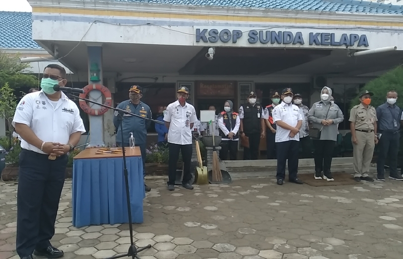 KSOP Sunda Kelapa Capt Roni Fahmi, berikan sambutan dalam program padat karya dan pembagian lifejacket (foto:ahmad/BeritaTrans.com) 