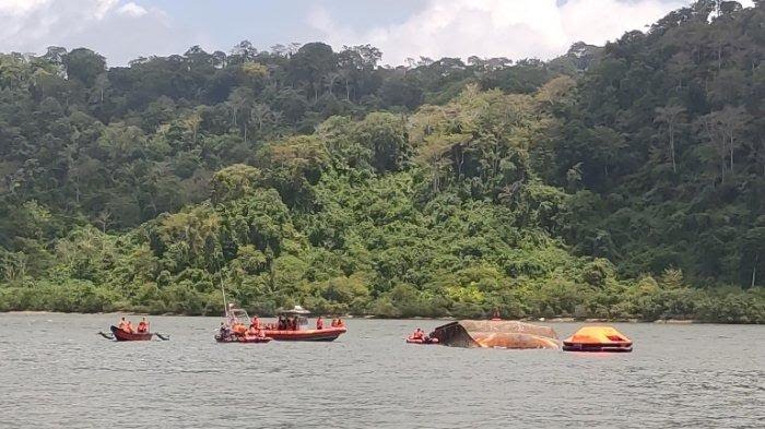 Suasana evakuasi Kapal Pengayoman IV yang terbalik, saat melaju dari dermaga Wijayapura, Cilacap menuju dermaga Sodong, Nusakambangan, Jumat (17/9/2021). Foto:istimewa