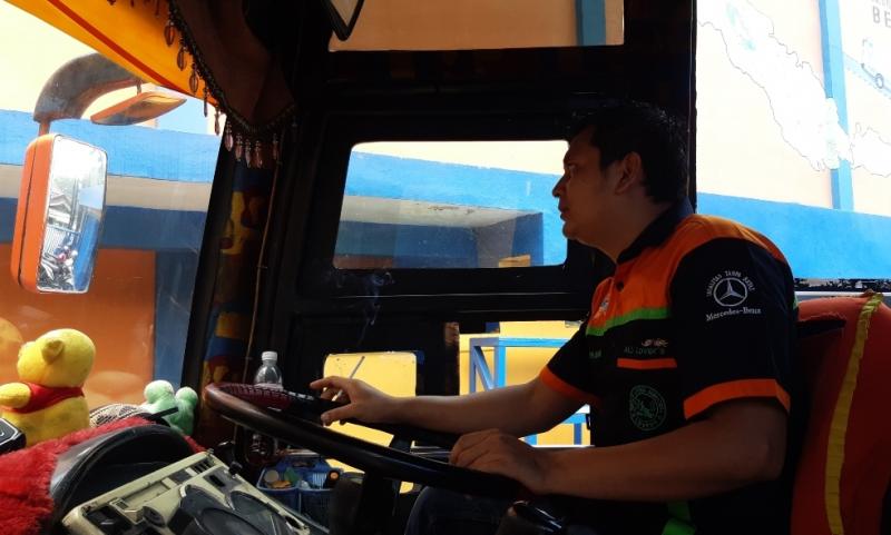 Pengemudi bus ALS Ucok saat memberangkatkan penumpang bus dari Bekasi menuju Medan, Rabu (29/9/2021).