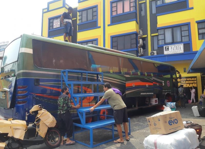 Bus ALS dari pool Bekasi membawa barang hingga atap termasuk sepeda motor untuk menuju Medan, Rabu (29/9/2021).. 