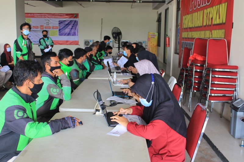 Bentuk kepedulian Gojek kepada Mitra Driver bekerjasama dengan Polres Metro Bekasi Kota berkolaborasi melaksanakan vaksinasi tahap dosis pertama dan dosis kedua untuk mitra driver Gojek dan masyarakat di gerai vaksinasi Merdeka Algomerasi Polres Metro Bekasi Kota di Jalan Pangeran Jayakarta, Medan Satria, Bekasi, Selasa (28/9/2021). Foto: Dok. Polres Metro Bekasi Kota.