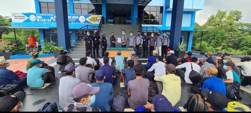 Kementerian Kelautan dan Perikanan (KKP) bekerjasama  dengan Ditjen Imigrasi dan Kementerian Luar Negeri memulangkan 200 awak kapal warga berkewarganegaraan Vietnam pelaku illegal fishing yang berstatus non justisia. 