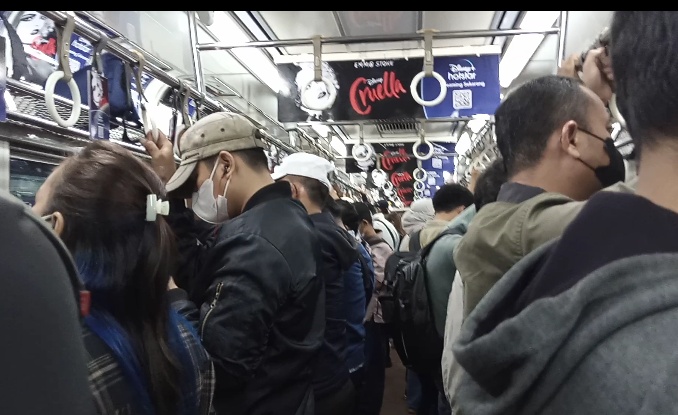 Suasana di KRL tujuan akhir Bogor