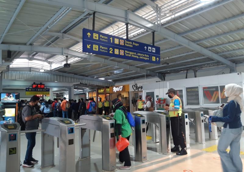 Setelah melakukan tap tiket, penumpang KRL antre untuk masuk ke jalur peron satu Stasiun Tebet, Kamis (30/9/2021) sore.