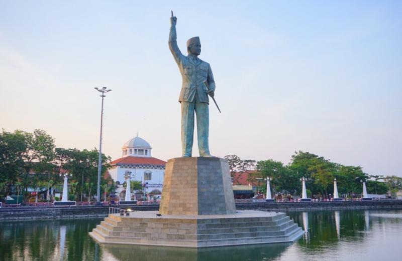 Patung Ir. Soekarno di area Polder Stasiun Semarang Tawang, jadi Lendmark Baru.