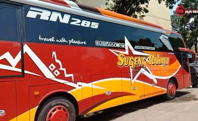 Tulisan putih RN 285 pada kaca body bus Sugeng Rahayu ini dapat membedakan bahwa bus itu sudah menggunakan mesin model baru suspensi udara. (Ist.) 