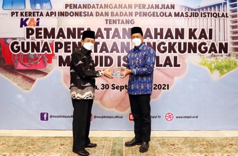 Direktur Utama KAI Didiek Hartantyo (kanan) bersama Imam Besar Masjid Istiqlal Nasaruddin Umar usai melakukan Penandatanganan Perjanjian antara KAI dengan Badan Pengelola Masjid Istiqlal tentang Pemanfaatan Lahan KAI Guna Penataan Lingkungan Masjid Istiqlal pada Kamis (30/9).