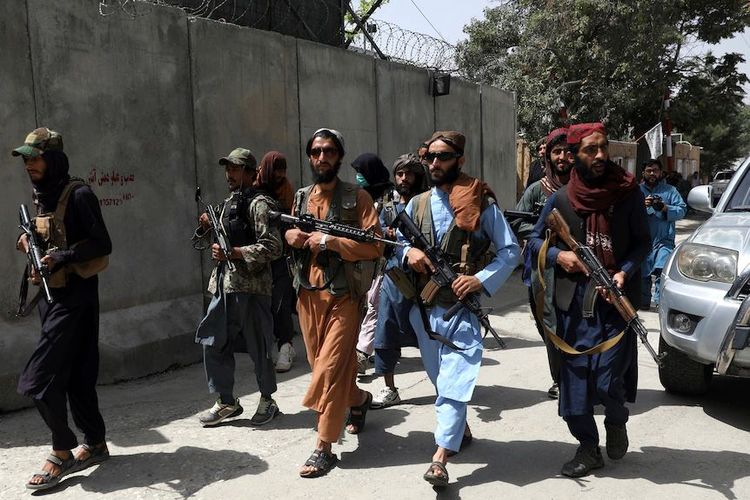 Pasukan Taliban berpatroli di daerah Wazir Akbar Khan di Kota Kabul, setelah mengumumkan amnesti umum bagi seluruh warga yang pernah bekerja untuk pemerintah dan pasukan asing. Namun ribuan warga tersebut hingga kini terus berusaha keluar dari Afghanistan.(AP/RAHMAT GUL via ABC INDONESIA)