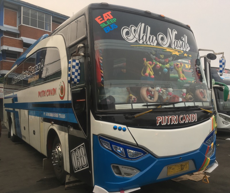 Bus Putri Candi tujuan Rawajitu, Lampung, di Terminal Bekasi, Jumat (1/10/2021). Foto: BeritaTrans.com.