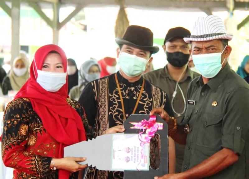 Bupati Subang, H. Ruhimat saat menyerahkan bantuan di Kecamatan Ciasem. (Ist.)